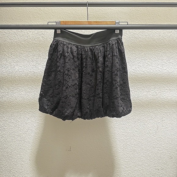 Black classic floral lace skirt with lining - Picture 2 of 4